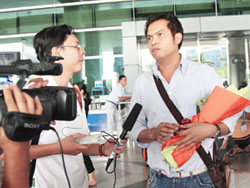 Trưởng đoàn U.21 Thái Lan Wisit Korworrakul trả lời phỏng vấn - Ảnh: Khả Hòa