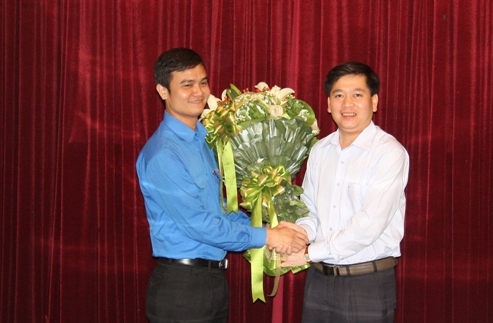 Đồng chí Nguyễn Long Hải, Bí thư Trung ương Đoàn (bìa phải) tặng hoa chúc mừng đồng chí Bùi Quang Huy