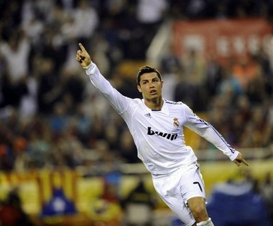 Ronaldo bình thản chia vui sau pha ghi bàn quyết định.