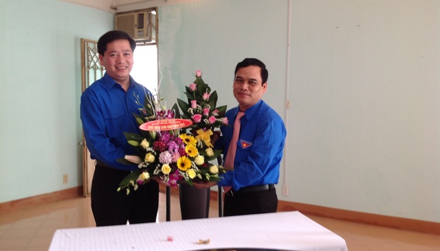 Đồng chí Nguyễn Long Hải, Bí thư Trung ương Đoàn tặng hoa chúc mừng nhân dịp sinh nhật Đoàn.