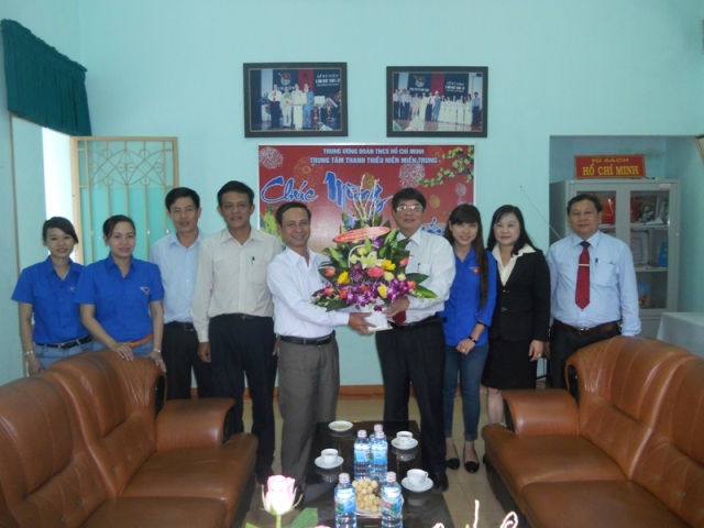 Đ/c Nguyễn Đức Hải tặng hoa chúc mừng ngày thành lập Đoàn