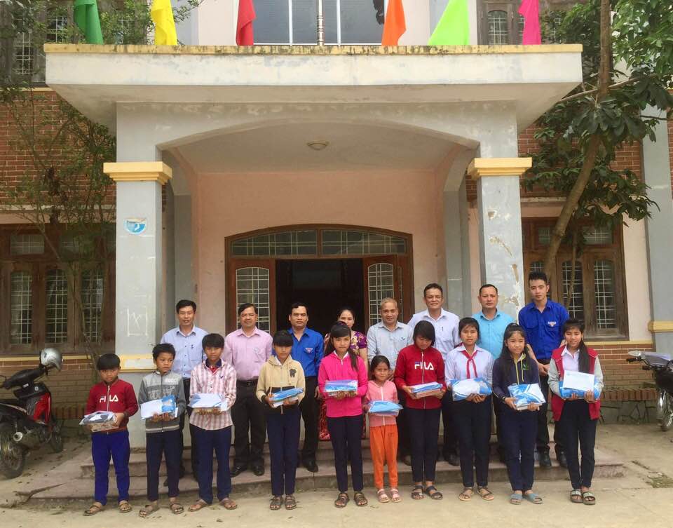 Trao quà cho các em học sinh nghèo vượt khó học giỏi tại xã Lăng
