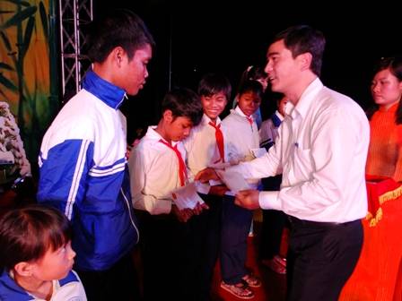 Đ/c Dương Văn An – Bí thư Trung Đoàn tặng học bổng cho học sinh nghèo vượt khó học giỏi  tại Đêm hội trăng rằm 2013