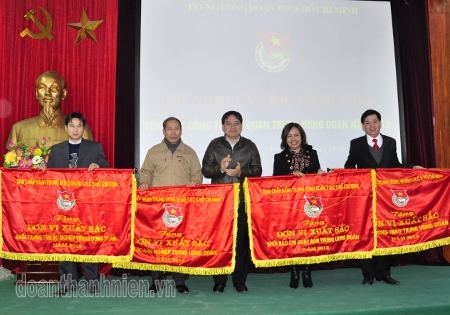 Đ/c Nguyễn Đắc Vinh - Ủy viên dự khuyết BCH Trung ương Đảng, Bí thư thứ nhất BCH Trung ương Đoàn tặng cờ cho 4 đơn vị xuất sắc 2012