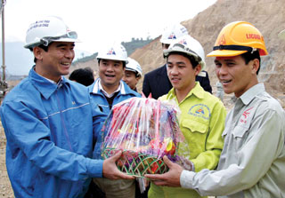 Anh Dương Văn An (trái) tặng quà tết cho công nhân thi công thủy điện Lai Châu - Ảnh: Bảo Anh