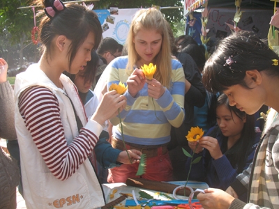 Tình nguyện viên Việt Nam, quốc tế làm hoa giấy gây quỹ từ thiện.