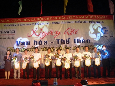 Đồng chí Phan Văn Mãi và đồng chí Nguyễn Thị Kim Dung tặng hoa và cờ lưu niệm cho các đơn vị tham gia ngày hội