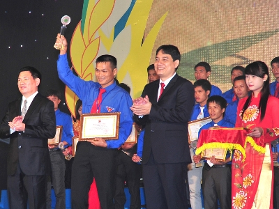 Anh Nguyễn Đắc Vinh, Bí thư Thứ nhất T.Ư Đoàn (bên phải) và ông Hồ Đức Phớc, Bí thư Tỉnh ủy Nghệ An trao giải thưởng cho các thanh niên tiêu biểu.