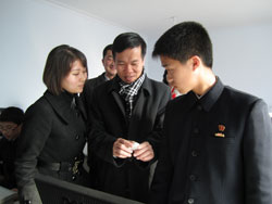 Anh Võ Văn Thưởng tặng huy hiệu Bác Hồ cho các em học sinh Triều Tiên