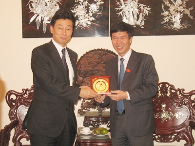 Anh Võ Văn Thưởng tặng quà lưu niệm cho ông Nishimura.