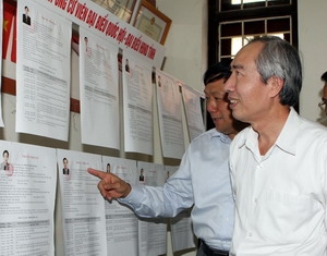 Ông Huỳnh Đảm kiểm tra danh sách cử tri tại phường Ninh Xá, thành phố Bắc Ninh. Ảnh: TTXVN