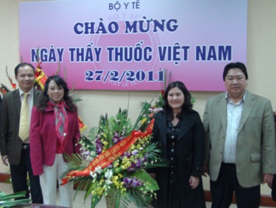 Đ/c Nguyễn Thị Hà (thứ 2 bên phải) tặng hoa chúc mừng Bộ Y Tế