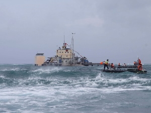 Các chiến sỹ đảo Đá Lớn (quần đảo Trường Sa) tuần tra, bảo vệ chủ quyền và sự bình yên của biển đảo Tổ quốc. (Ảnh: Thanh Vũ/TTXVN)
