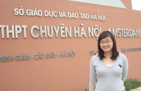 Chu Thị Thùy Dương, học sinh lớp 12A1, Trường THPT chuyên Hà Nội - Amsterdam, đạt điểm cao nhất trong kỳ thi học sinh giỏi quốc gia môn tiếng Anh năm 2011.