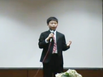 Nguyễn Tường Khang tại cuộc thi tài năng diễn thuyết tổ chức vào năm 2010.