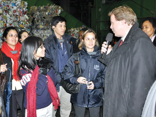 Thanh Thảo (đeo kính) nói chuyện với ông Helmut Schmitz - Giám đốc nhà máy tái chế rác thải - Ảnh: Thiên Long