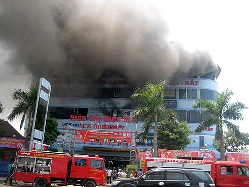 Cháy lớn ở siêu thị điện máy, hàng trăm người hoảng loạn
