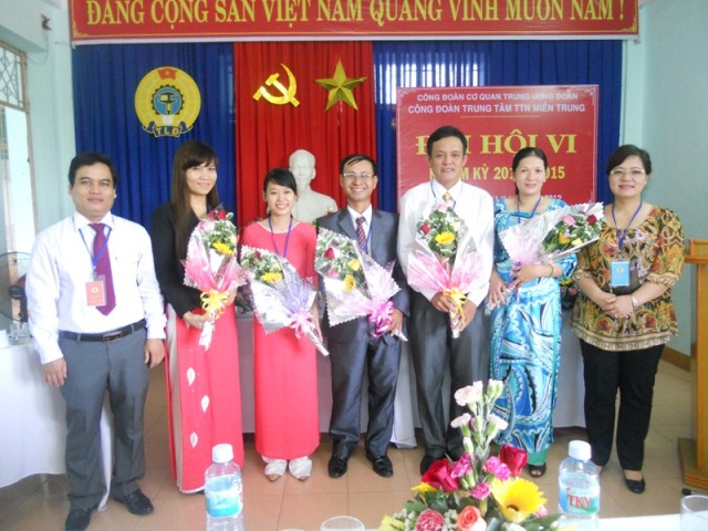 Đ/c Trần Thị Bích Ngọc và đ/c Lê Văn Ri tặng hoa chúc mừng BCH mới