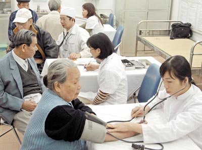 Công tác chăm sóc sức khỏe người cao tuổi sẽ cần có nhiều nỗ lực khi Việt Nam đang có xu hướng già hóa dân số. Ảnh: giadinhnet