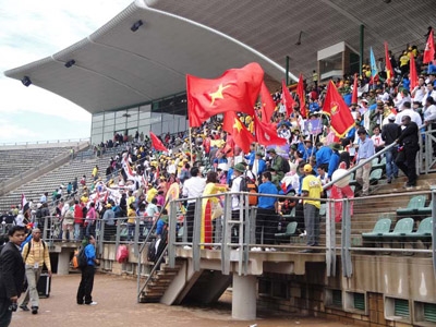 Đoàn Việt Nam với Cờ đỏ Sao vàng nổi bật tại sân vận động trước khi diễu hành.