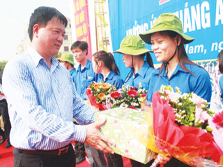 Bộ trưởng GTVT Đinh La Thăng tặng quà đội tình nguyện đảm bảo trật tự ATGT - Ảnh: P.Hậu