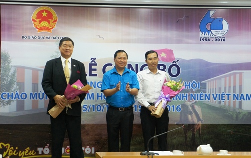 Bí thư Trung ương Đoàn, Chủ tịch Hội LHTN Việt Nam Nguyễn Phi Long tặng hoa cho các đơn vị tài trợ