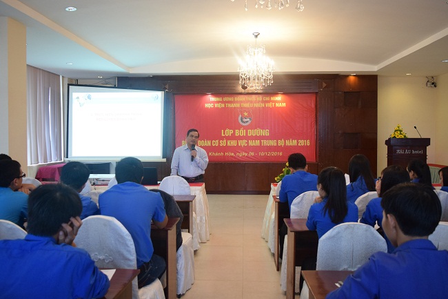 Thạc sĩ Lê Văn Ri – Giám đốc Trung tâm Thanh thiếu niên miền Trung bồi dưỡng các chuyên đề về xây dựng và hoạt động Đoàn cơ sở cho các Bí thư Đoàn cơ sở.