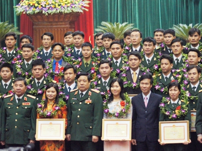 Đại tướng Phùng Quang Thanh (hàng đầu, thứ 3 từ trái sang) cùng lãnh đạo T.Ư Đoàn, Bộ Quốc phòng và đại biểu cán bộ Đoàn ưu tú trong quân đội.