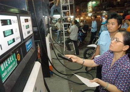 Thủ tướng Nguyễn Tấn Dũng nêu rõ: Cố gắng kiểm soát giá cả, từ nay đến cuối năm không điều chỉnh tỷ giá xăng dầu, than.