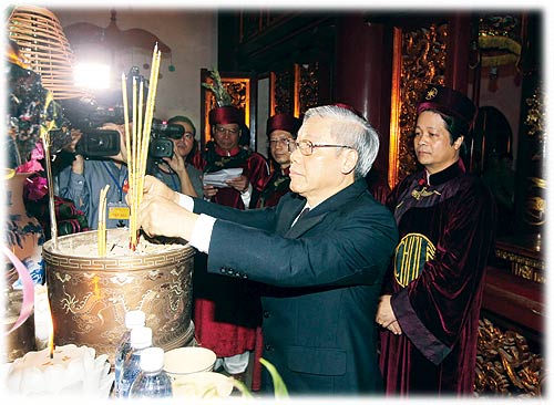 Tổng bí thư, Chủ tịch Quốc hội Nguyễn Phú Trọng dâng hương tưởng niệm các vua Hùng tại đền Thượng - ảnh: TTXVN