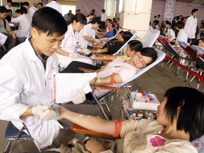Phong trào thanh niên hiến máu tình nguyện trở thành thương hiệu của Đoàn, Hội từ thập niên 90. Ảnh: Phạm Yên.