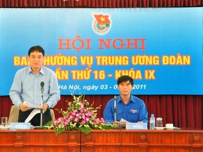Đ/c Nguyễn Đắc Vinh (bìa trái), Bí thư Trung ương Đoàn phát biểu tại Hội nghị (ảnh web ĐTN)