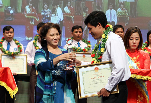 Bà Nguyễn Thị Kim Ngân trao cúp tuyên dương cho các thầy thuốc trẻ - Ảnh: Ngọc Thắng