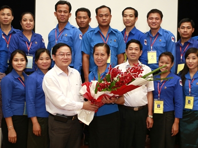 Tổng Biên tập báo Tiền Phong Lê Xuân Sơn tặng hoa chúc mừng đoàn cán bộ Thanh niên Lào Ảnh: Hồng Vĩnh.