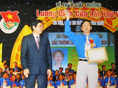 Anh Đỗ Quốc Phong (phải) nhận Giải thưởng Lương Định Của.