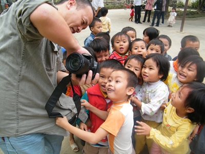Tác giả “Nhắn tuổi 20” trong chuyến đi cứu trợ đồng bào miền Trung sau lũ cuối 2010 do Hội Nhạc sĩ Việt Nam tổ chức.  Ảnh: N.M.Hà.