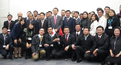 Đoàn chính trị gia trẻ Việt Nam chụp ảnh lưu niệm cùng các nghị sĩ Nhật Bản.