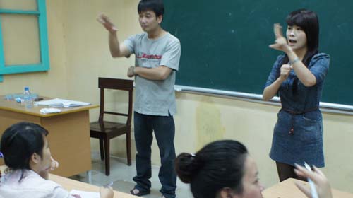 Thanh Hoa (bìa phải) tại lớp dạy ngôn ngữ của người khiếm thính - Ảnh: Q.LINH