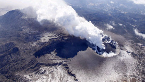 Cảnh tượng phun trào của núi lửa Shinmoedake hôm 4/2. Ảnh: AFP.