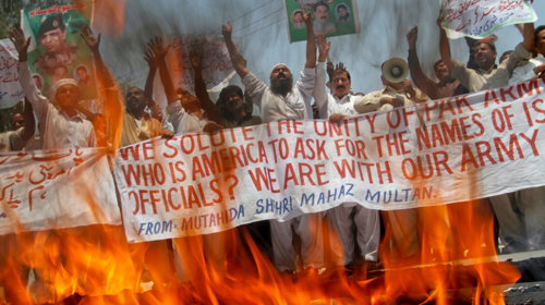 Dân Pakistan biểu tình ủng hộ quân đội, phản đối Mỹ nghi ngờ quân đội bao che Bin Laden - Ảnh: Reuters