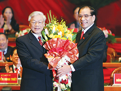 Nguyên Tổng bí thư Nông Đức Mạnh tặng hoa chúc mừng tân Tổng bí thư Nguyễn Phú Trọng - ảnh: L.Q.P