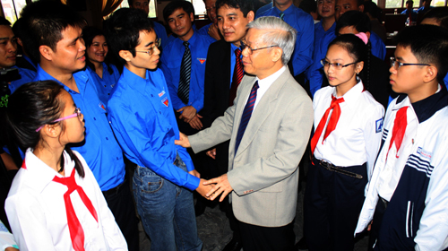 Tổng bí thư Nguyễn Phú Trọng thân mật thăm hỏi các bạn trẻ sau cuộc gặp - Ảnh: Lâm Hoài