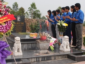 Các đại biểu viếng mộ cố Tổng Bí thư tại xã Cẩm Hưng, huyện Cẩm Xuyên. (Ảnh: Hà Thái/TTXVN)