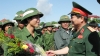 Trung tướng Ngô Xuân Lịch, chủ nhiệm Tổng cục Chính trị Quân đội nhân dân Việt Nam, tặng hoa động viên các tân binh ở thị xã Chí Linh, tỉnh Hải Dương - Ảnh: TTXVN