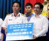 Anh Nguyễn Phước Lộc (phải) trao quà cho đại diện Bộ Tư lệnh Vùng 4 Hải quân - ảnh: Lê Thanh