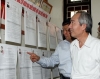 Ông Huỳnh Đảm kiểm tra danh sách cử tri tại phường Ninh Xá, thành phố Bắc Ninh. Ảnh: TTXVN