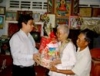 Anh Nguyễn Phước Lộc (trái) tặng quà Mẹ Việt Nam anh hùng Châu Thị Huôl