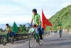 Vũ Văn Thuât- thành viên Hành trình xanh đang vượt đèo Hải Vân trong chuyến đạp xe xuyên Việt năm 2010.