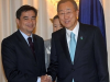 Thủ tướng Thái Lan Abhisit Vejjajiva tiếp đón Tổng Thư ký Liên hợp quốc Ban Ki-moon. (Nguồn: Reuters)