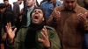 Than khóc bên huyệt một người của quân nổi dậy vừa bị quân chính phủ Libya bắn chết - Ảnh: Reuters